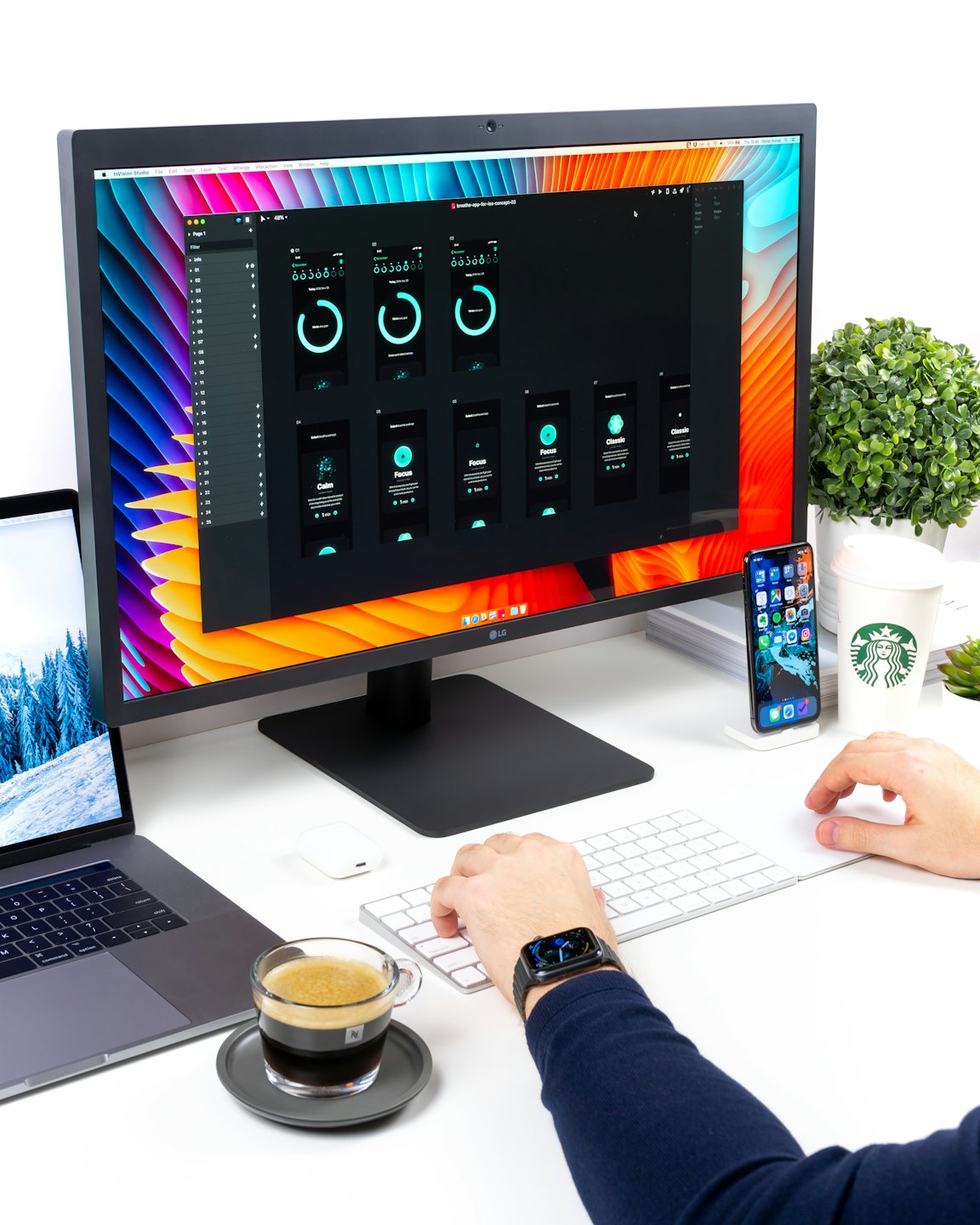 Designer som arbetar med UI-mockups på en stationär dator.